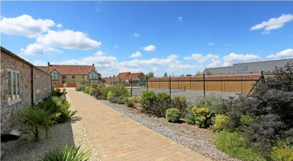Path through the estate gardens to the tennis court