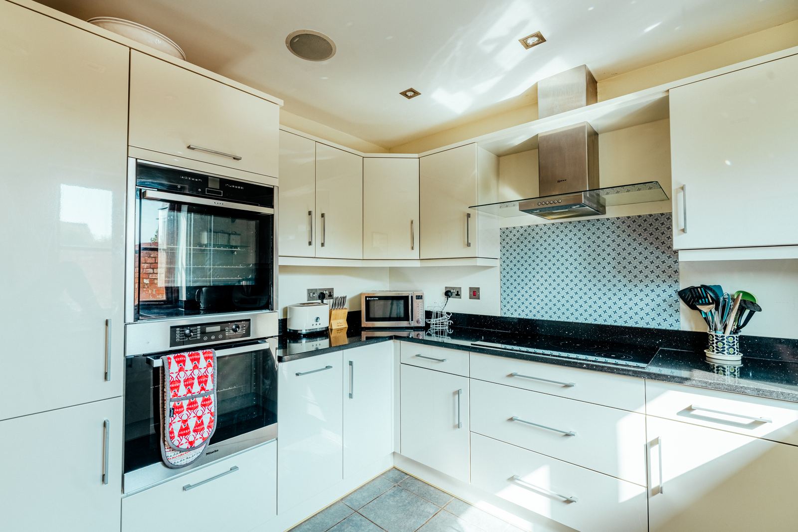The fully equipped kitchen
